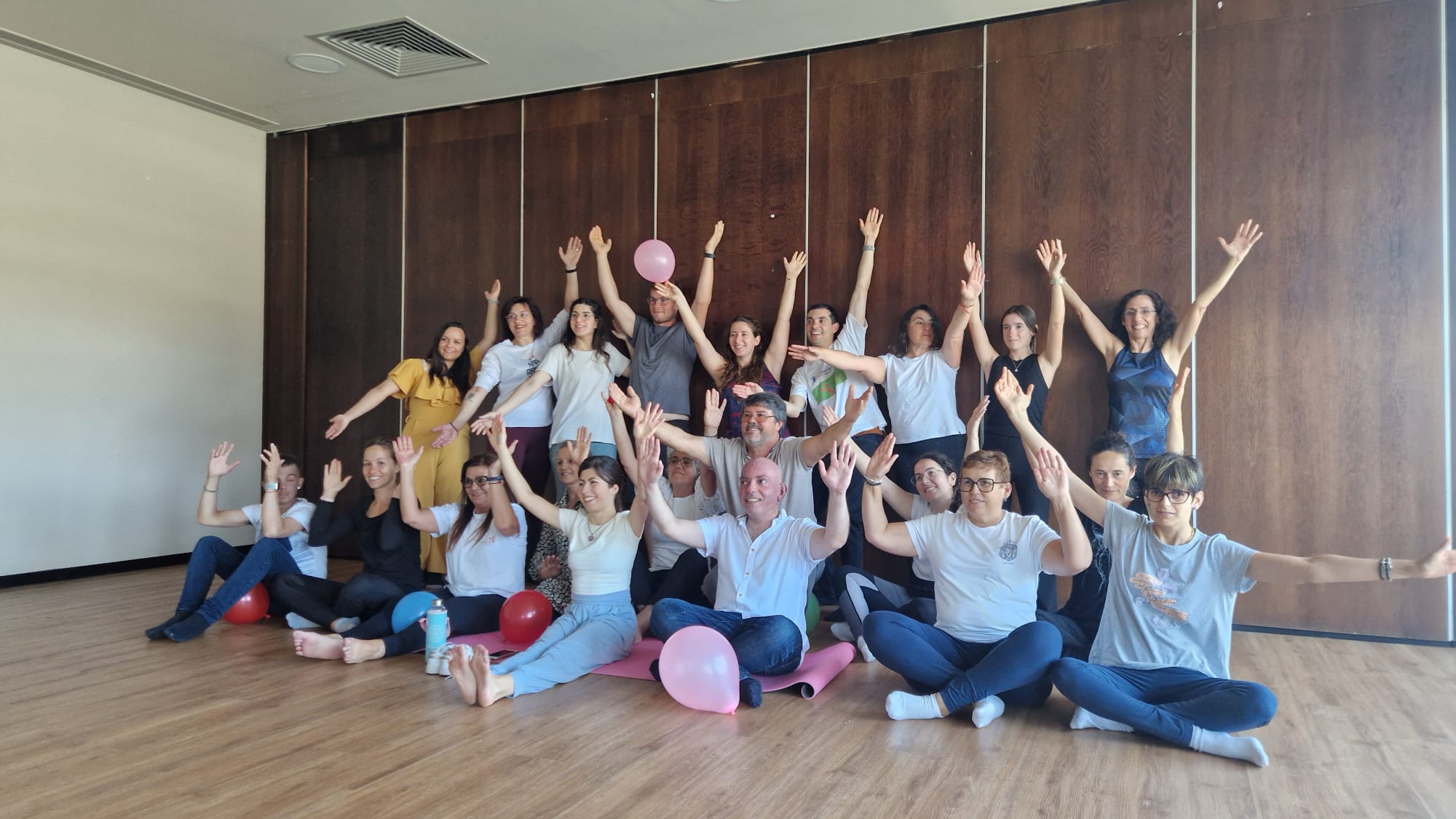 Final da aula de yoga com todos os participantes junto à parede no Encontro de Famílias com IDP de 2023.