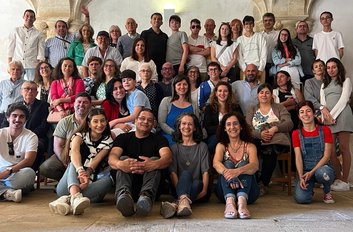 Foto com todos os participantes do Encontro de Famílias com IDP.