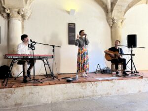 Foto com artista Francisca no palco.