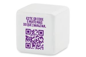 Cubo mágico (branco com letras roxas com a designação) antistress da campanha da RD Portugal do Dia Mundial das Doenças Raras 2025.