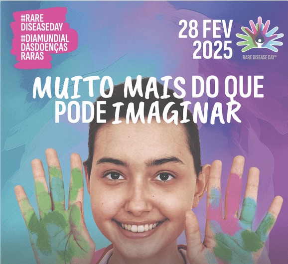 Uma imagem promocional para o Dia Mundial das Doenças Raras a 28 de fevereiro de 2025. A imagem mostra uma pessoa a sorrir para a câmara com as mãos levantadas de cada lado do rosto. As mãos aparecem pintadas em diferentes cores, incluindo verde e rosa. O texto principal em português diz 'MUITO MAIS DO QUE PODE IMAGINAR'. No canto superior esquerdo, há uma etiqueta rosa com '#RAREDISEASEDAY #DIAMUNDIALDASDOENCASRARAS'. O fundo é um gradiente de cores roxo e turquesa, e há um logótipo estilizado de uma flor no canto superior direito com o texto 'RARE DISEASE DAY' por baixo.