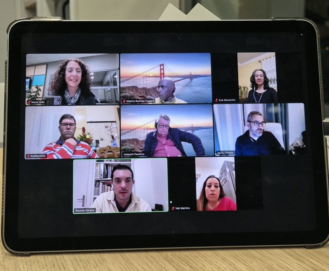 Tablet com aplicação de chamada de vídeo com elementos da Associação Portuguesa de Doentes com Imunodeficiências Primárias reunidos na chamada.